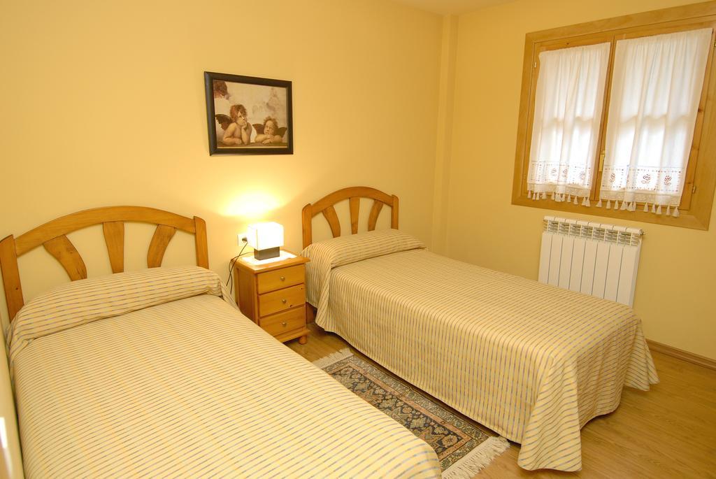 Apartamentos El Rincon De Benas Benasque Ruang foto