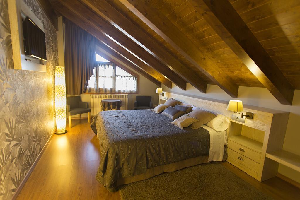 Apartamentos El Rincon De Benas Benasque Ruang foto