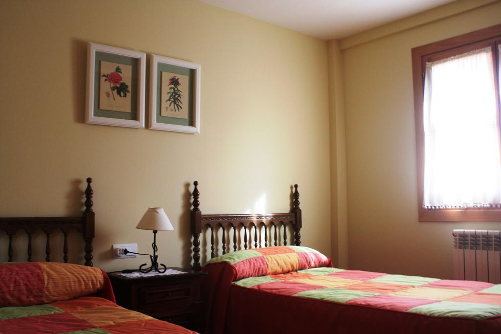 Apartamentos El Rincon De Benas Benasque Ruang foto