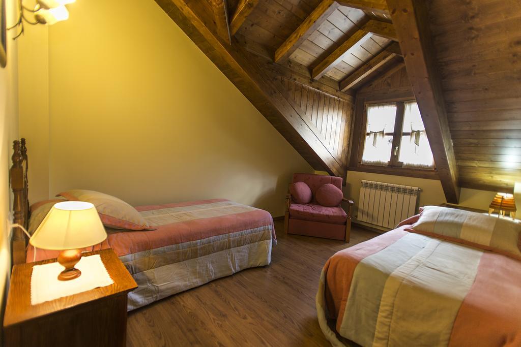 Apartamentos El Rincon De Benas Benasque Ruang foto