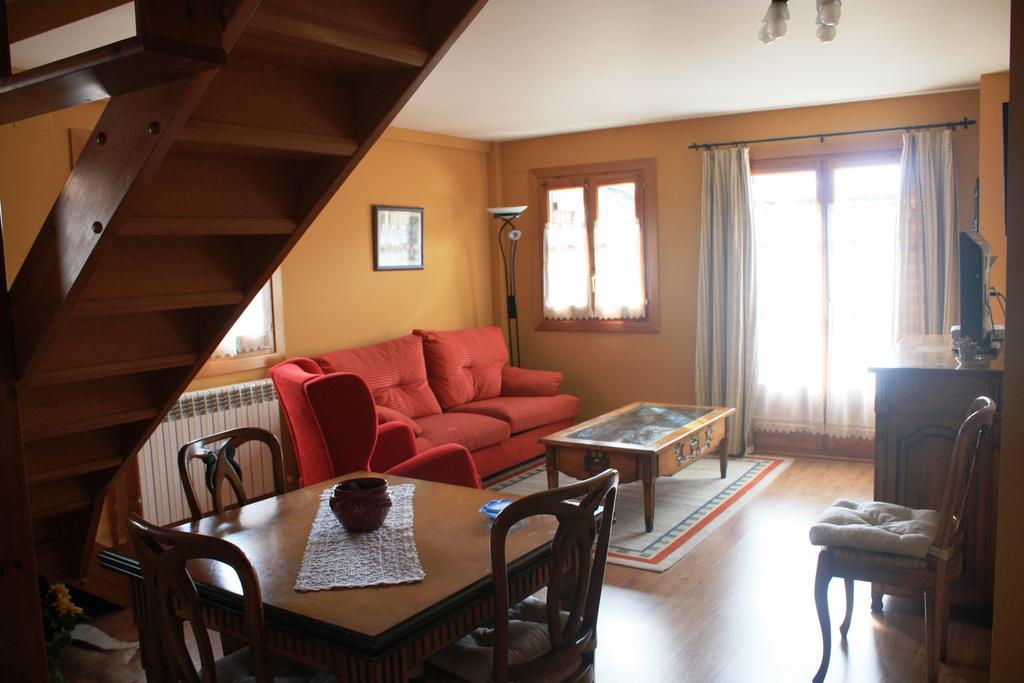 Apartamentos El Rincon De Benas Benasque Ruang foto