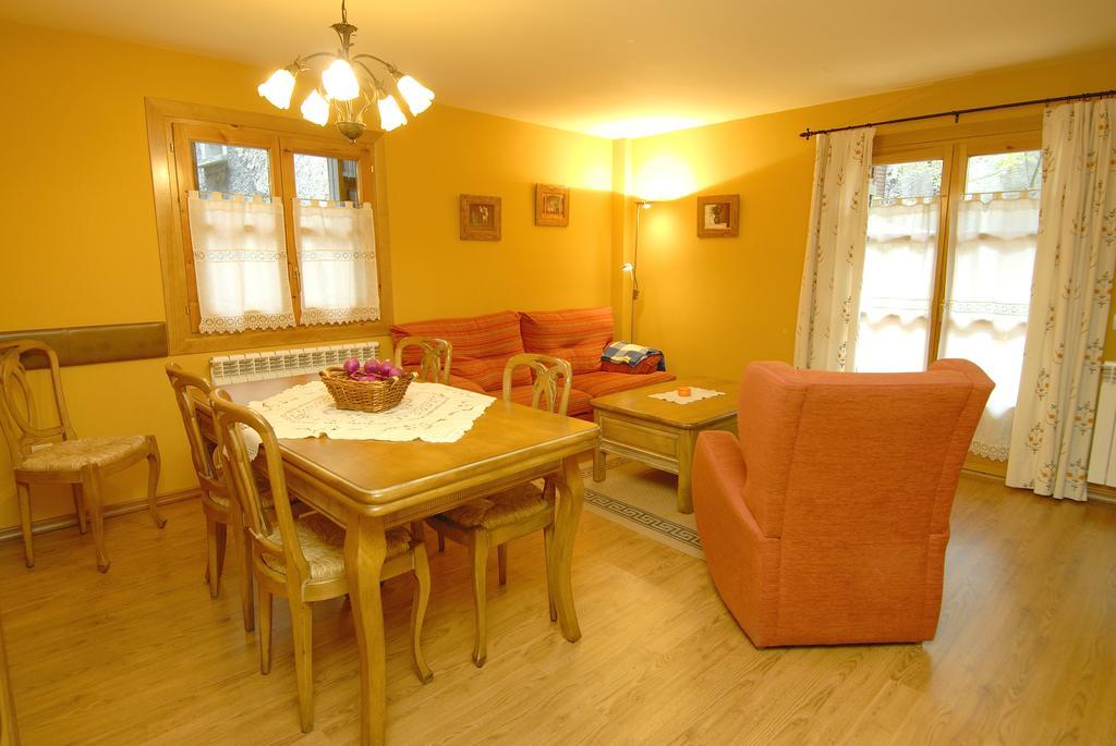 Apartamentos El Rincon De Benas Benasque Ruang foto