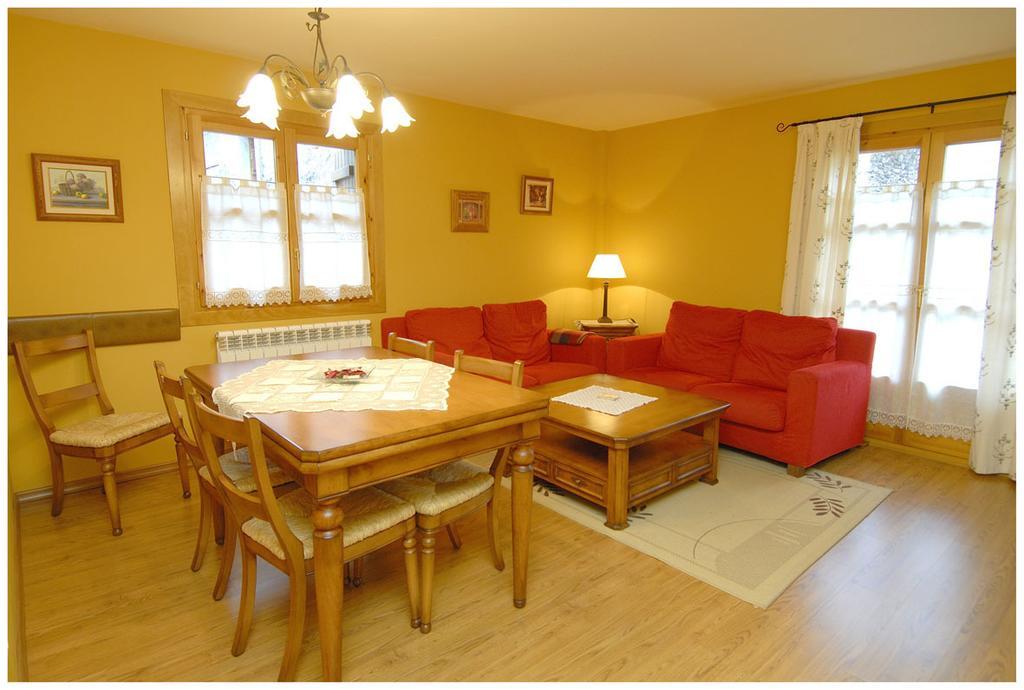 Apartamentos El Rincon De Benas Benasque Ruang foto