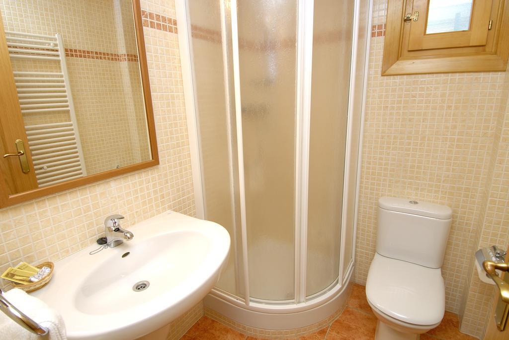 Apartamentos El Rincon De Benas Benasque Ruang foto