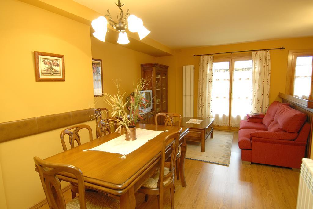 Apartamentos El Rincon De Benas Benasque Ruang foto